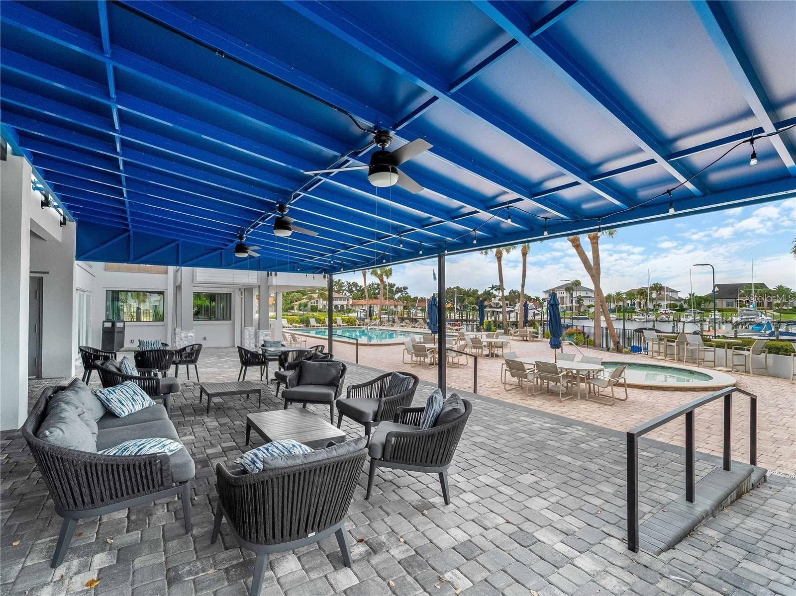 Community covered patio - 102 WINDWARD DR, OSPREY
