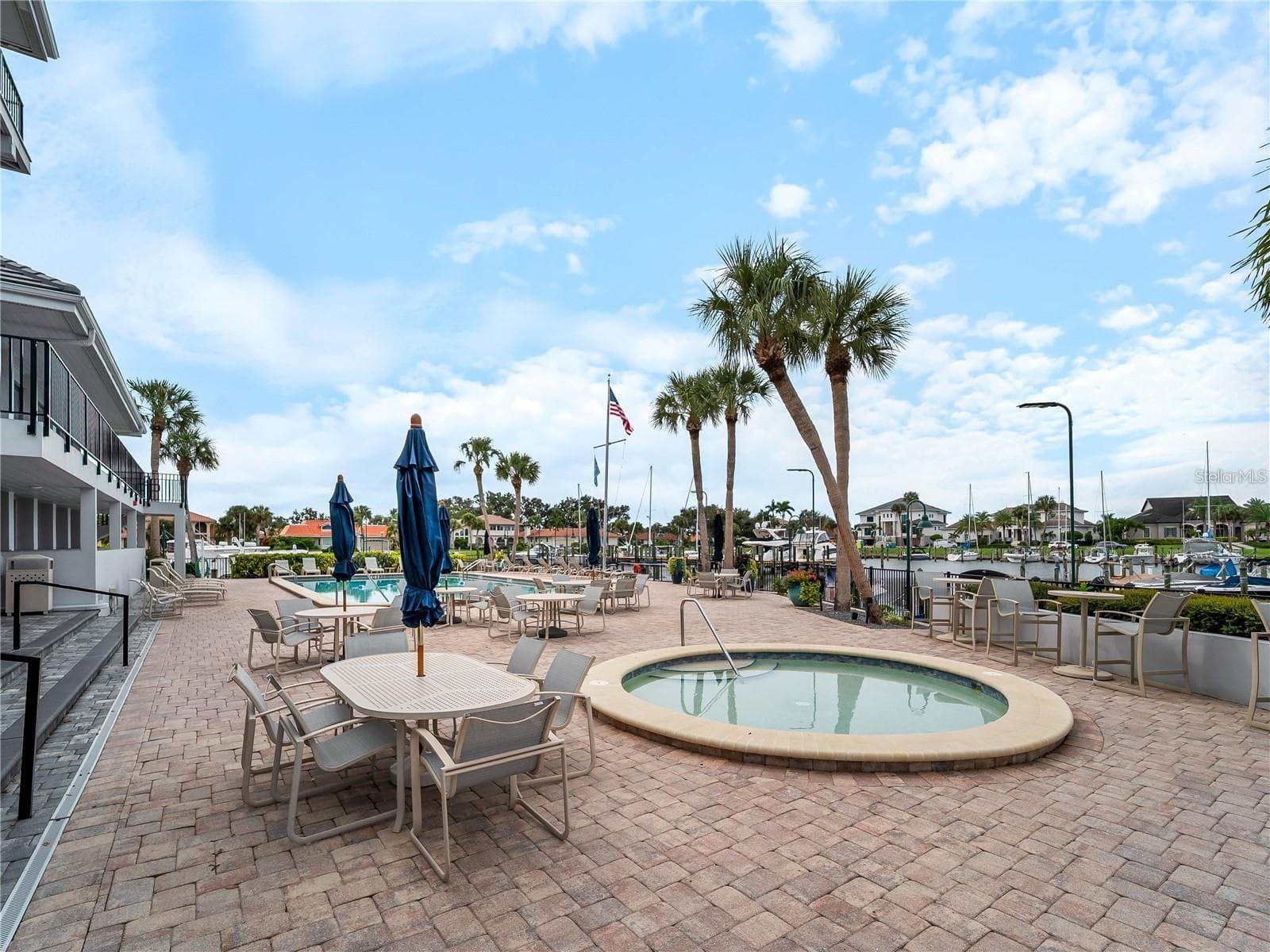 Community pool and spa area - 102 WINDWARD DR, OSPREY