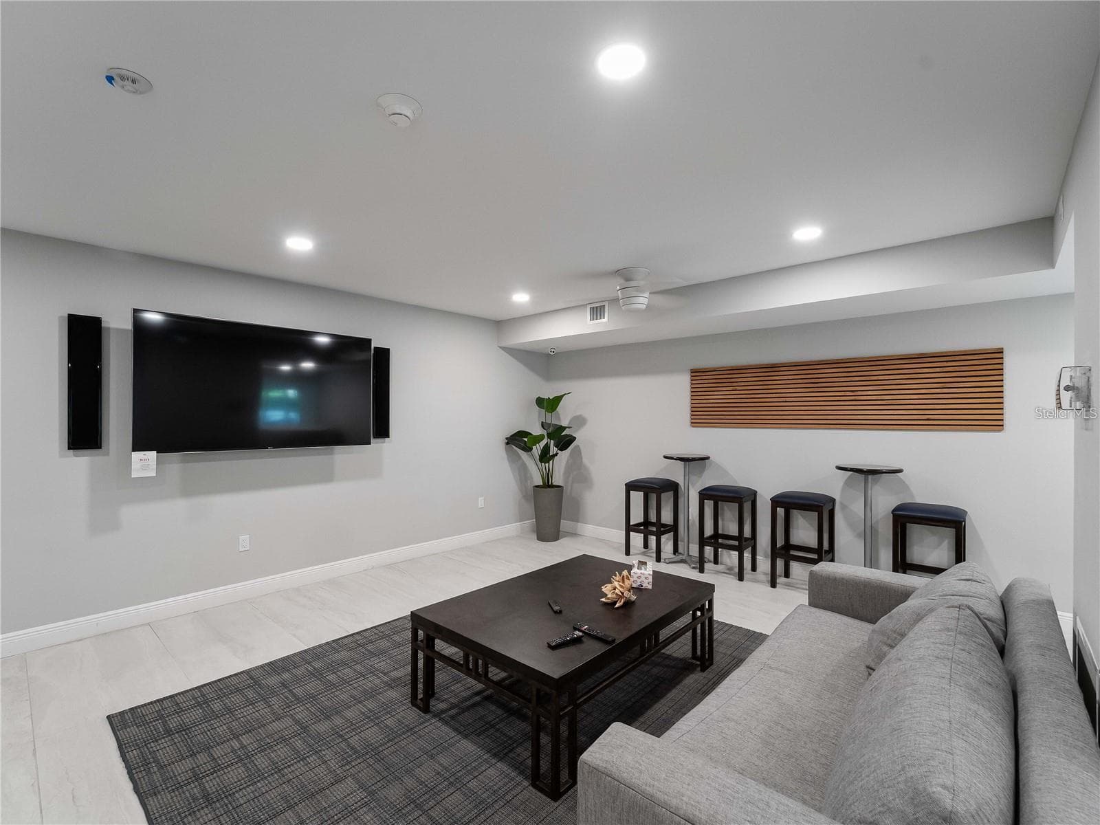 Community lounge - 102 WINDWARD DR, OSPREY