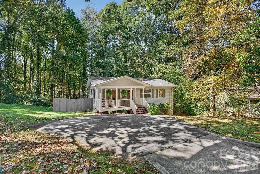 Single Family Residence at 20 McTindal Circle, Asheville, photo 2 of 28