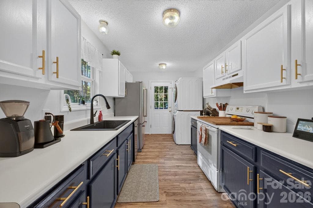 Single Family Residence at 20 McTindal Circle, Asheville, photo 12 of 28