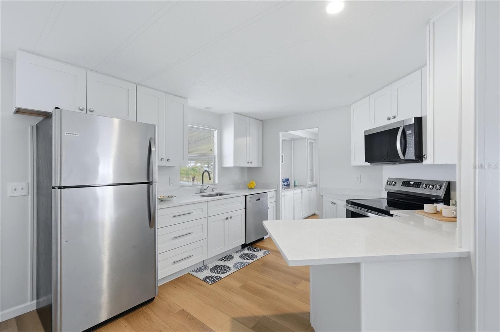 Updated kitchen - 240 VIA DE LUNA, ENGLEWOOD
