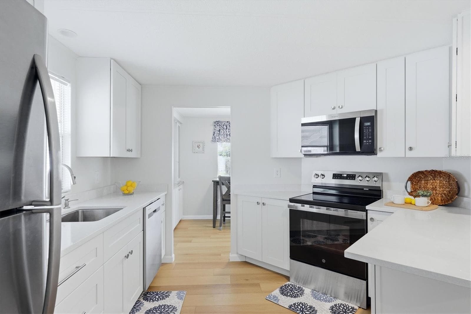 Soft close cabinets - 240 VIA DE LUNA, ENGLEWOOD