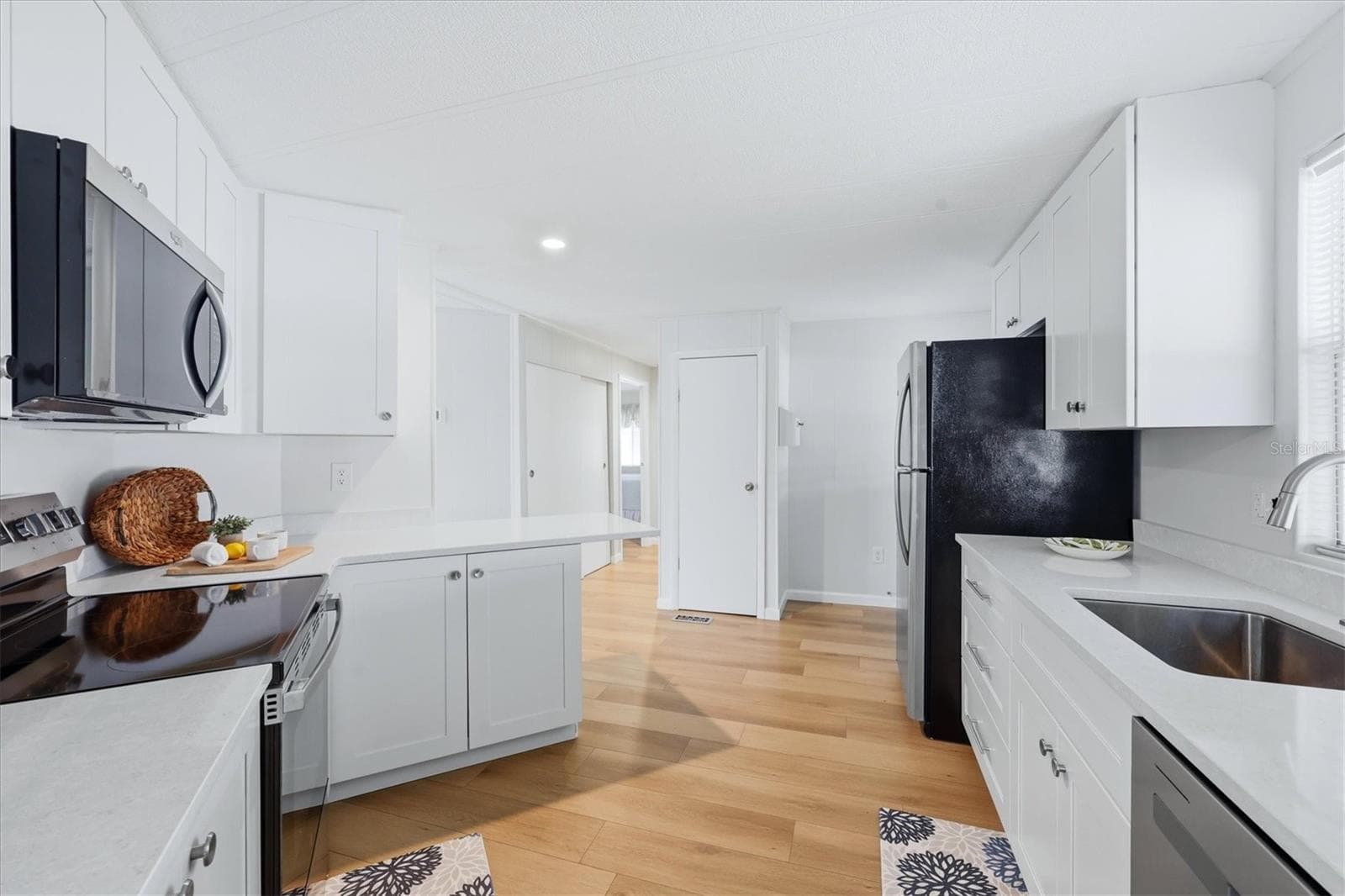 Plenty of countertop space and storage - 240 VIA DE LUNA, ENGLEWOOD