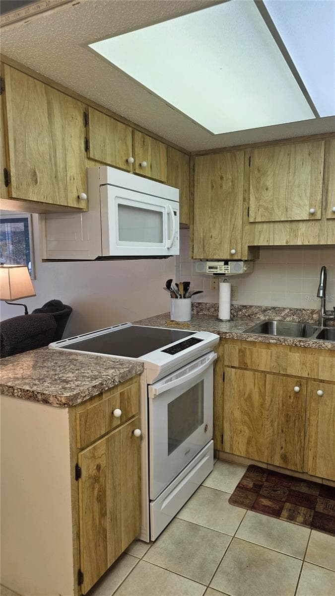 Kitchen - 4324 TAHITIAN GARDENS CIR #D, HOLIDAY