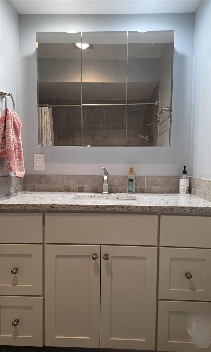 Bath - 4324 TAHITIAN GARDENS CIR #D, HOLIDAY
