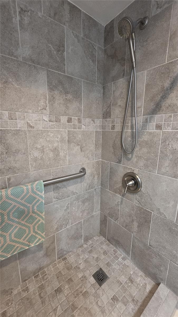 Walk-In Shower - 4324 TAHITIAN GARDENS CIR #D, HOLIDAY