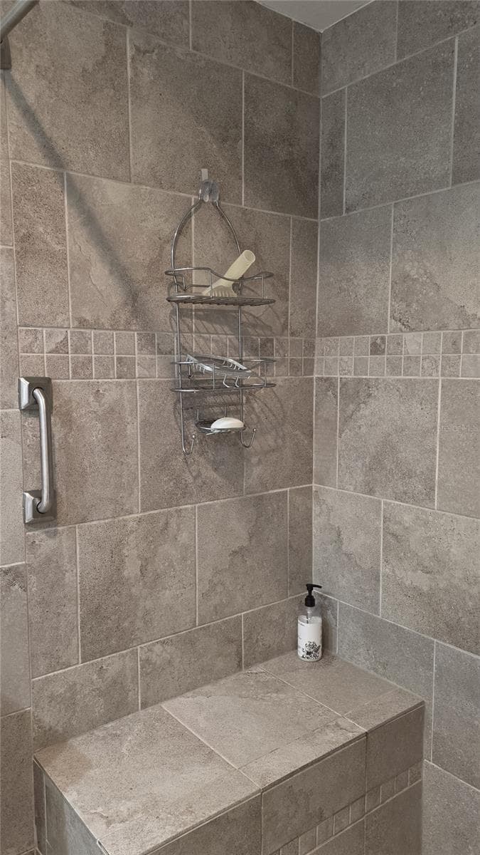 Walk-In Shower - 4324 TAHITIAN GARDENS CIR #D, HOLIDAY