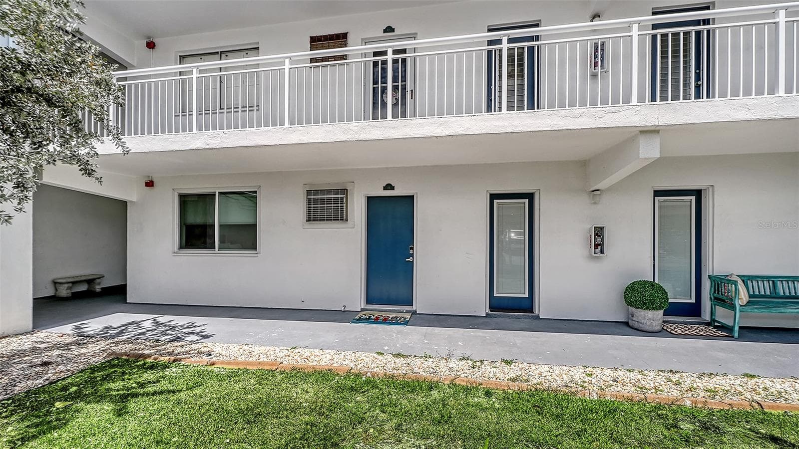 First floor unit with car parking directly in front of condo. - 771 JOHN RINGLING BLVD #5, SARASOTA