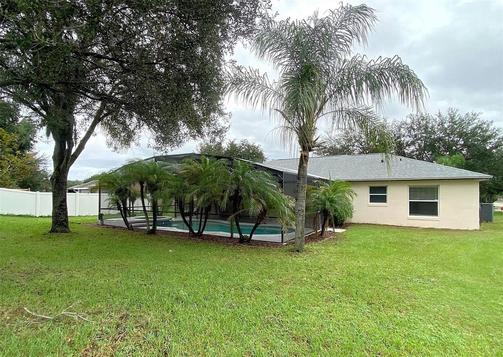 backyard with private saltwater pool - 11705 CHAPELLE CT, CLERMONT