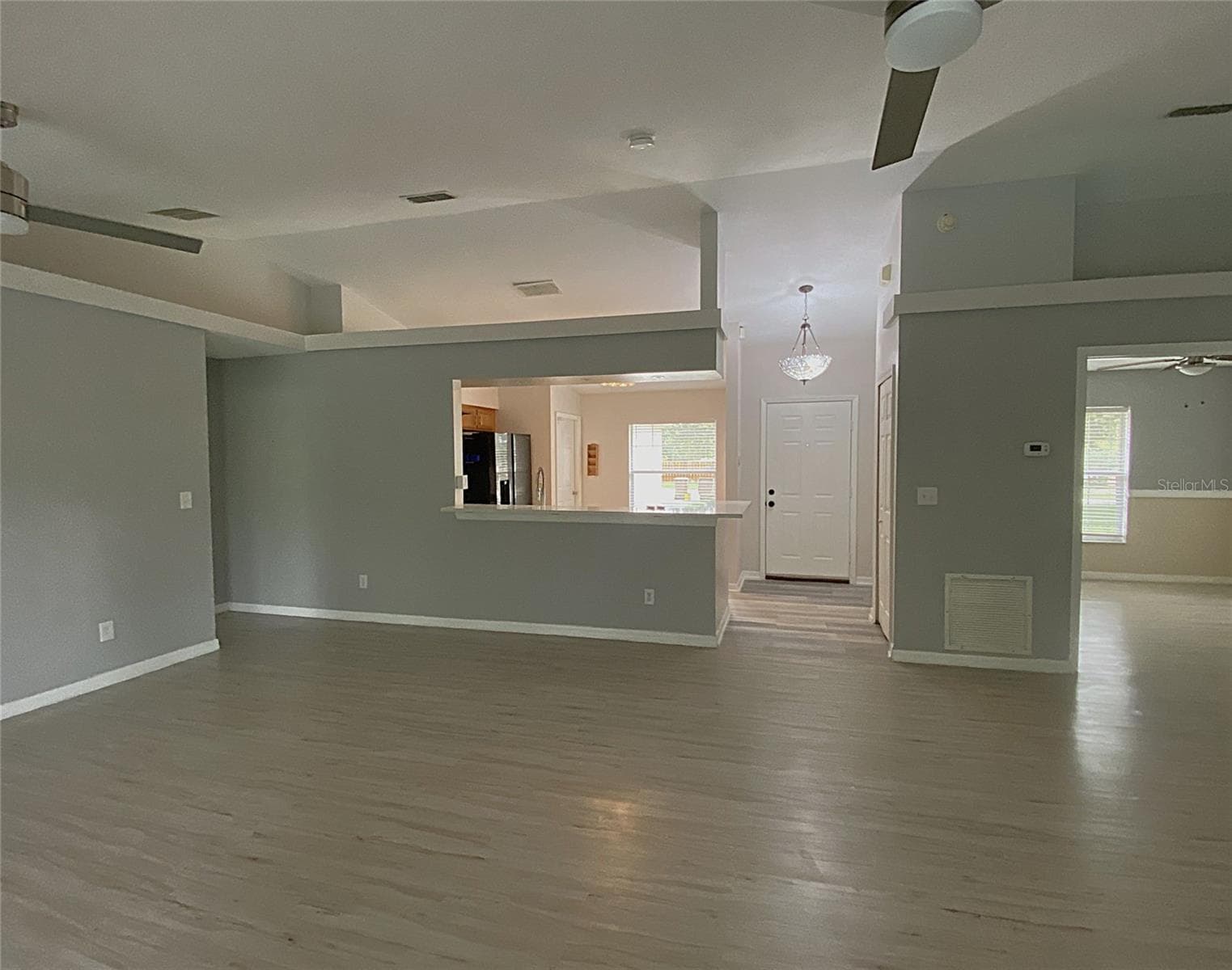 Livingroom Vaulted ceilings - 11705 CHAPELLE CT, CLERMONT