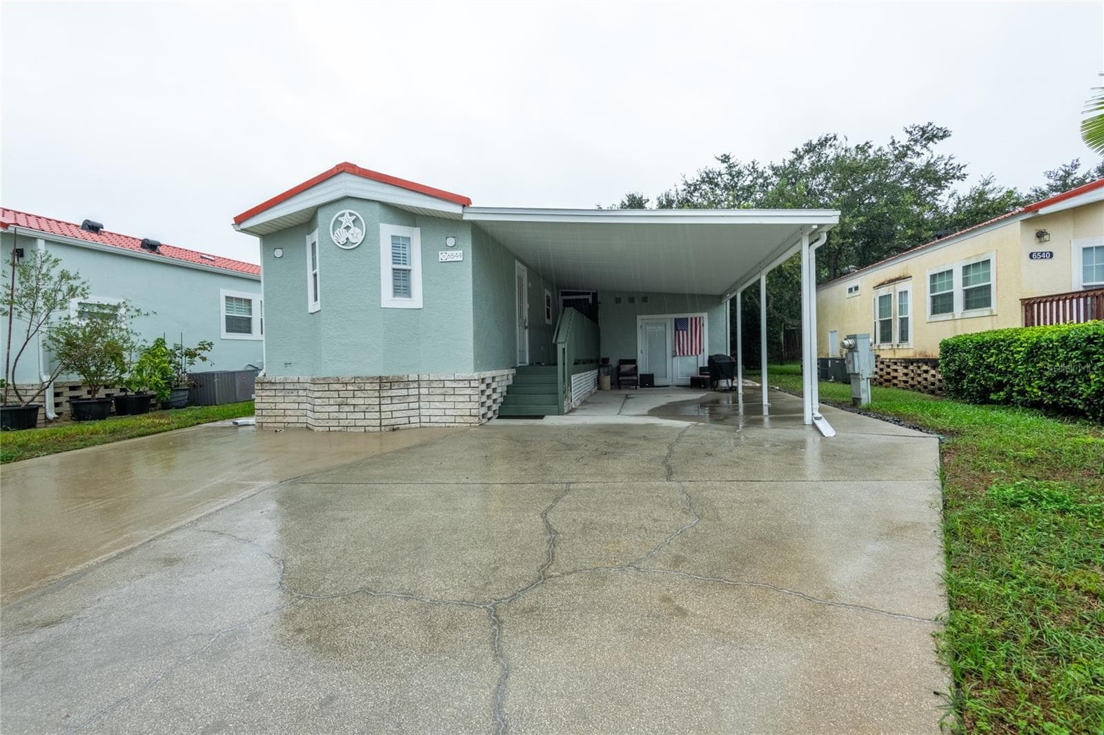 It was a rainy day, but lots of parking for guests. - 6544 LA MESA RD, LAND O LAKES