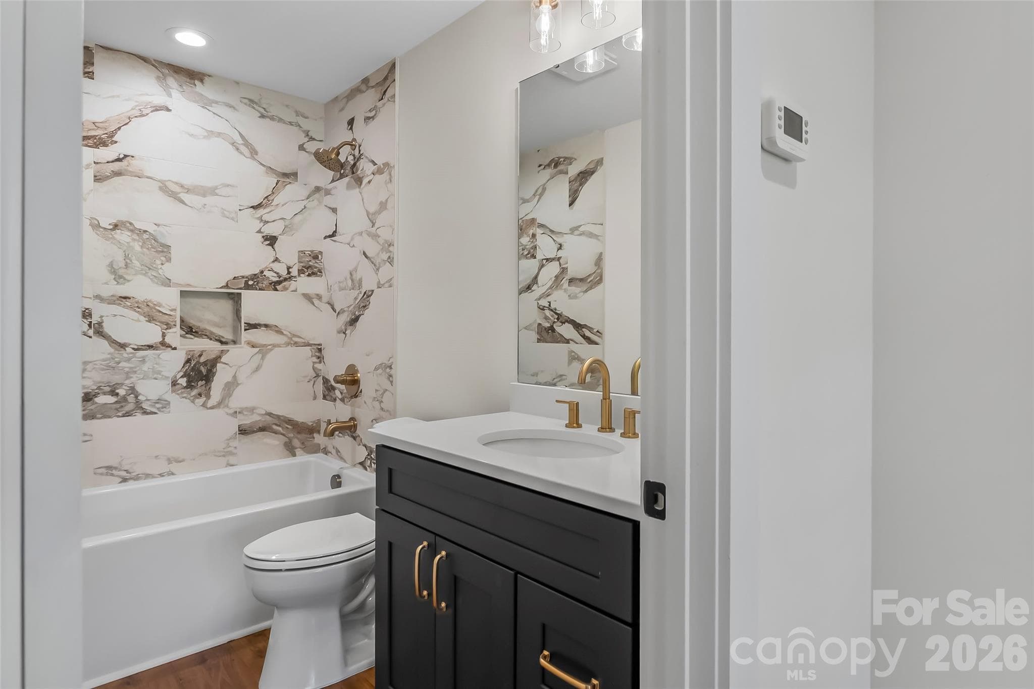 2nd level full bathroom - 4898 Soaring Top Lane, Lenoir