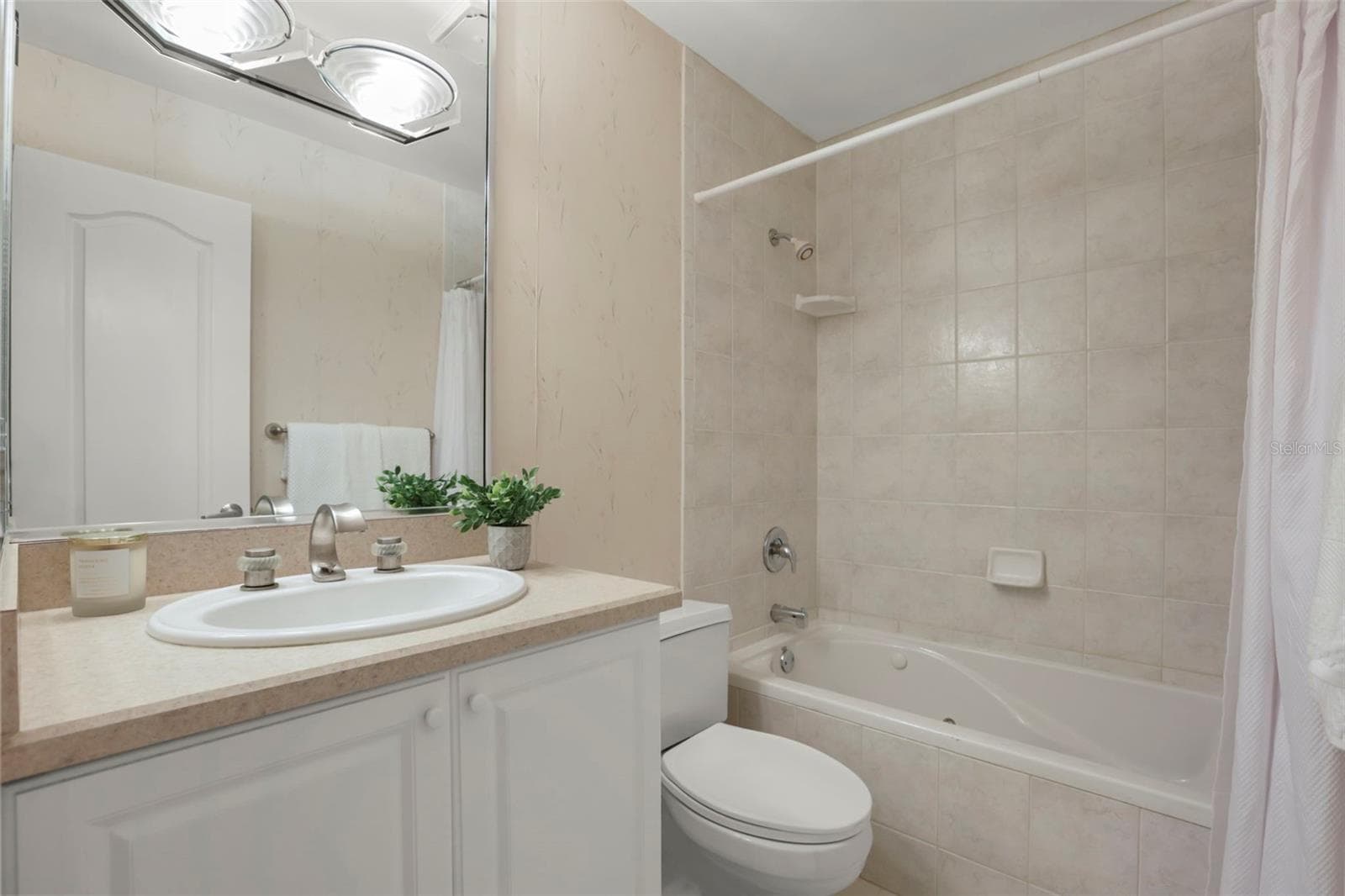 The guest bathroom includes a jetted tub. - 300 CAROLINA AVE #402C, WINTER PARK