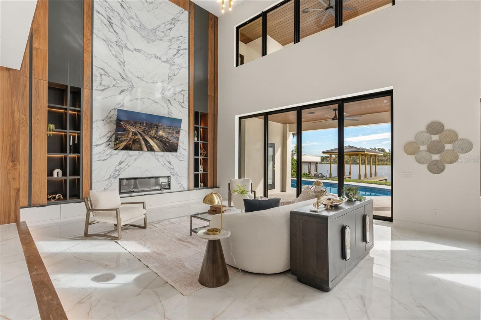 High end finishes throughout the property including porcelain tiles and feature walls - 9117 BAY POINT DR, ORLANDO