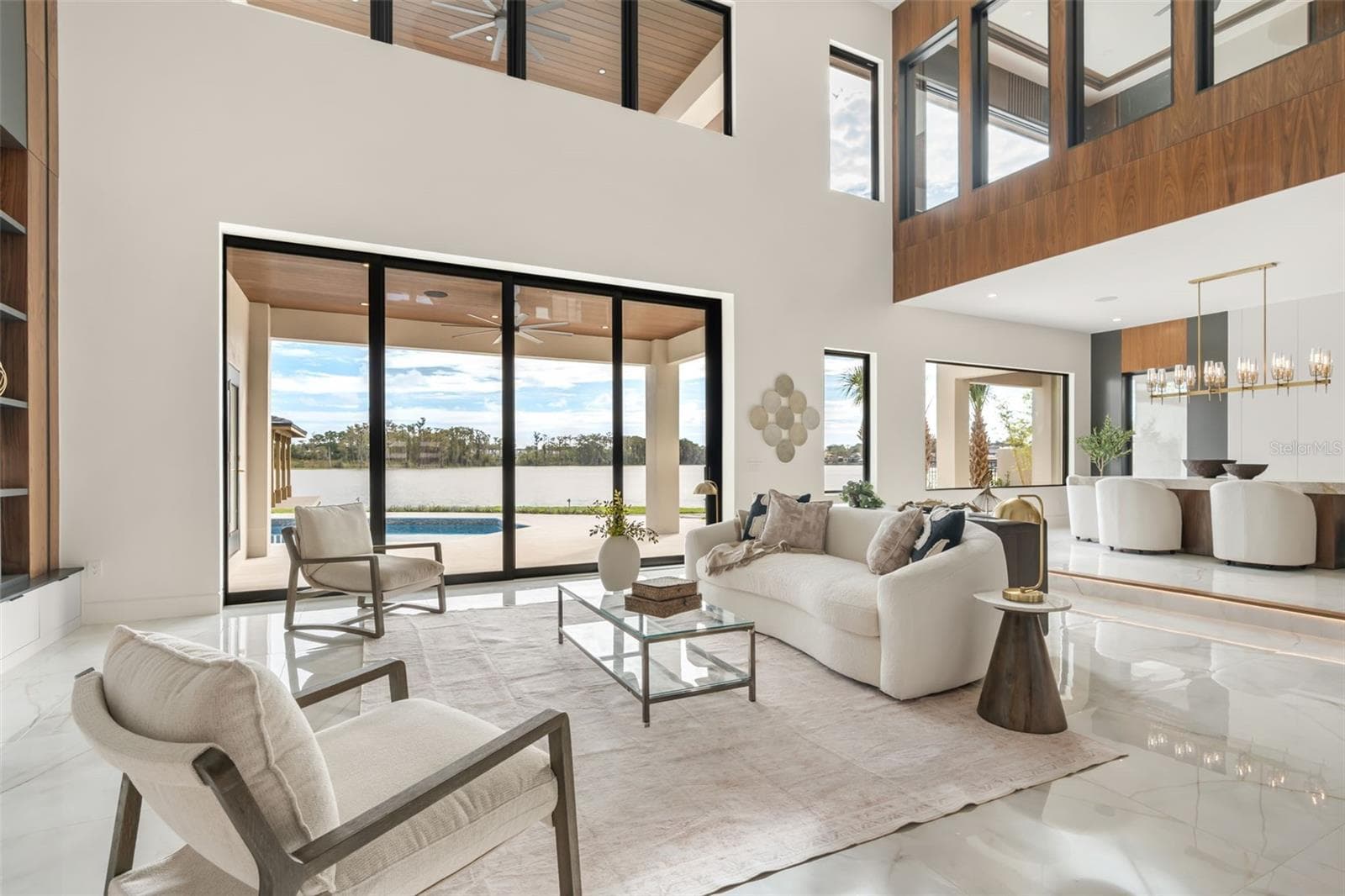 High ceilings providing plenty of natural light - 9117 BAY POINT DR, ORLANDO