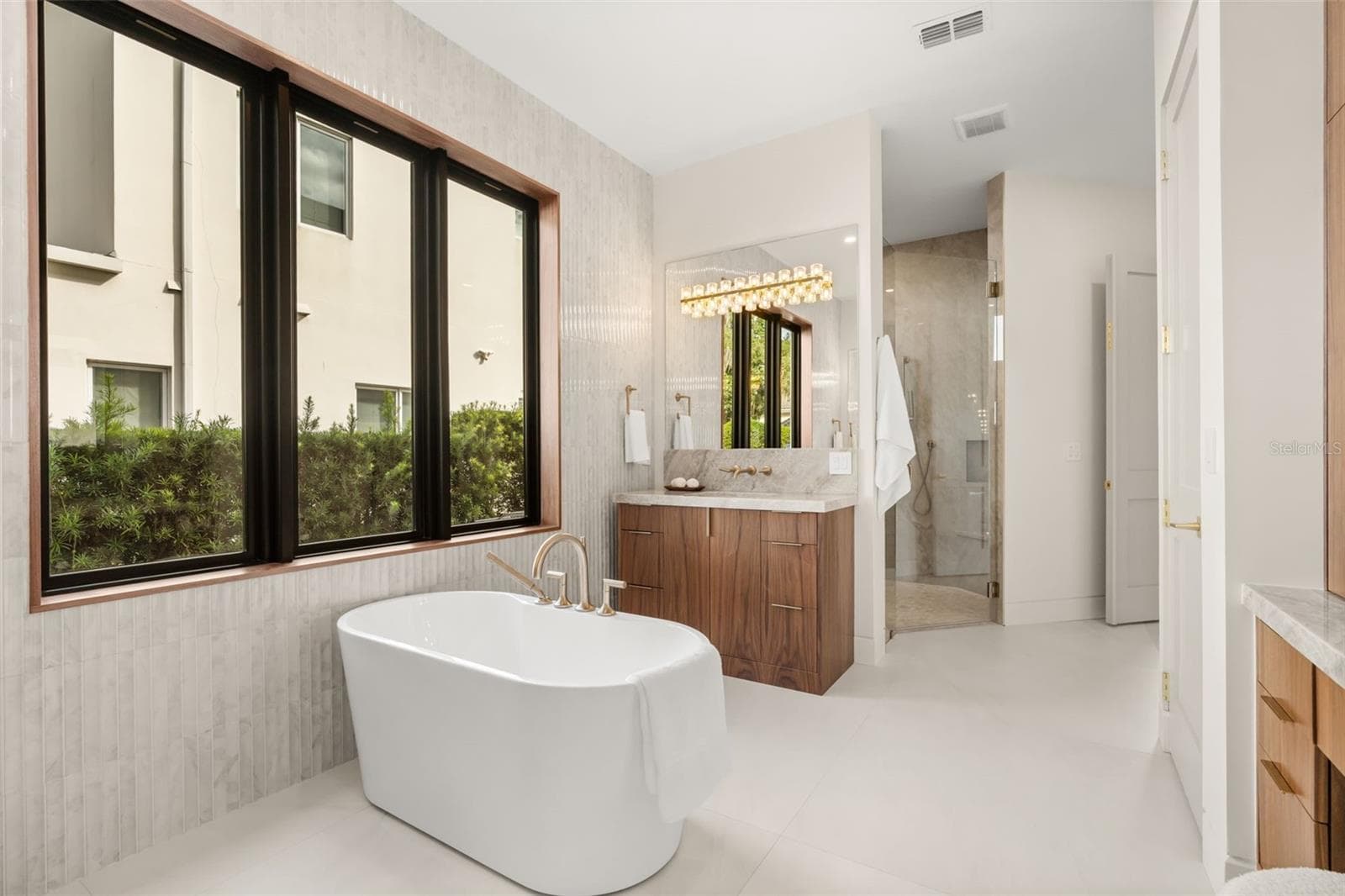 Free standing tub - 9117 BAY POINT DR, ORLANDO