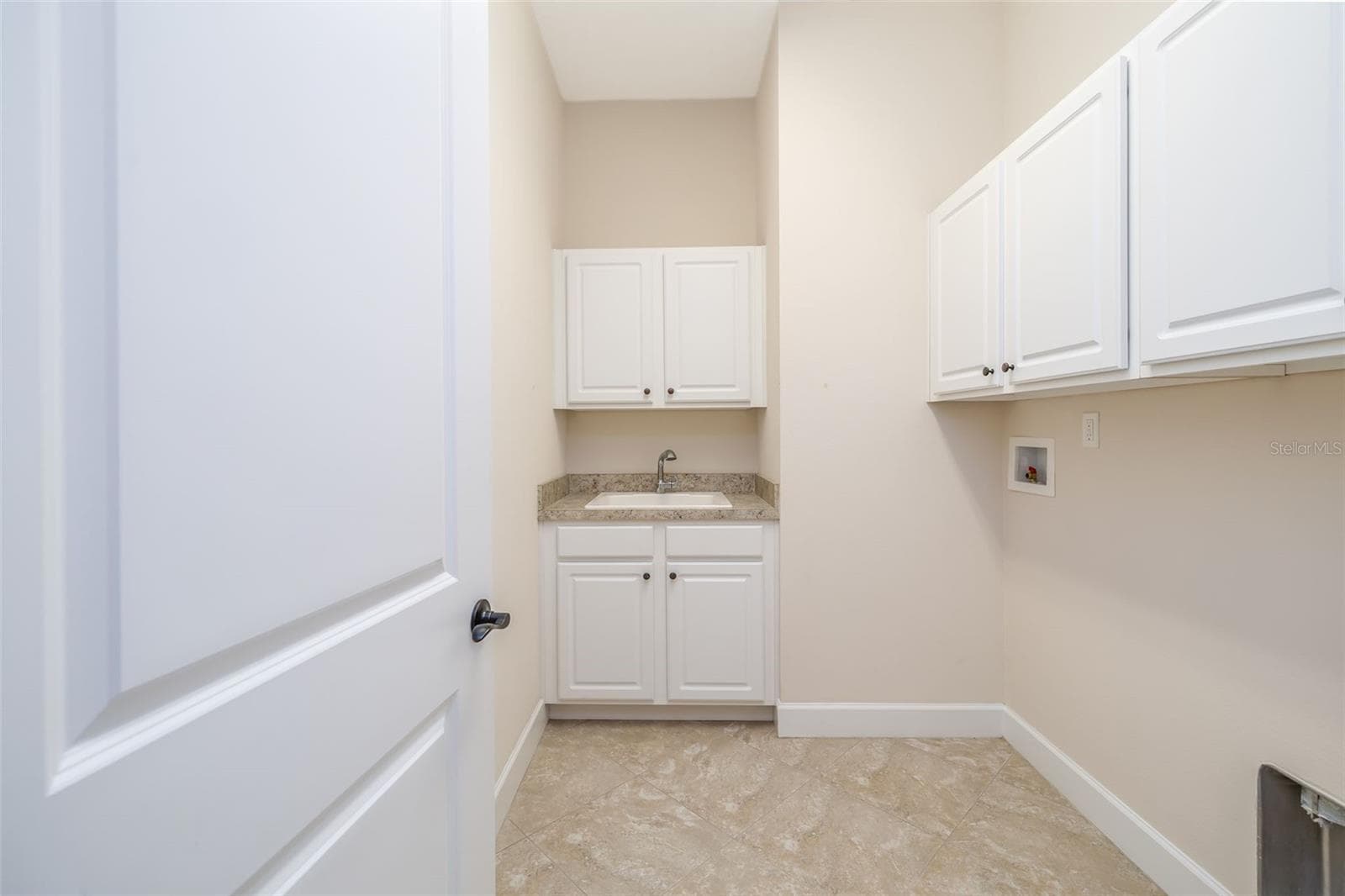 Laundry Room w Utility Sink & Cabinets - 1076 GARDENSHIRE LN, DELAND