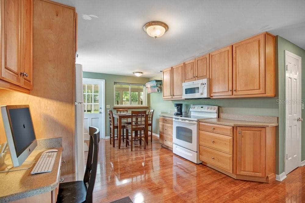 Kitchen, solid wood cabinetry, eat in space - 109 PINE NEEDLE LN, ALTAMONTE SPRINGS