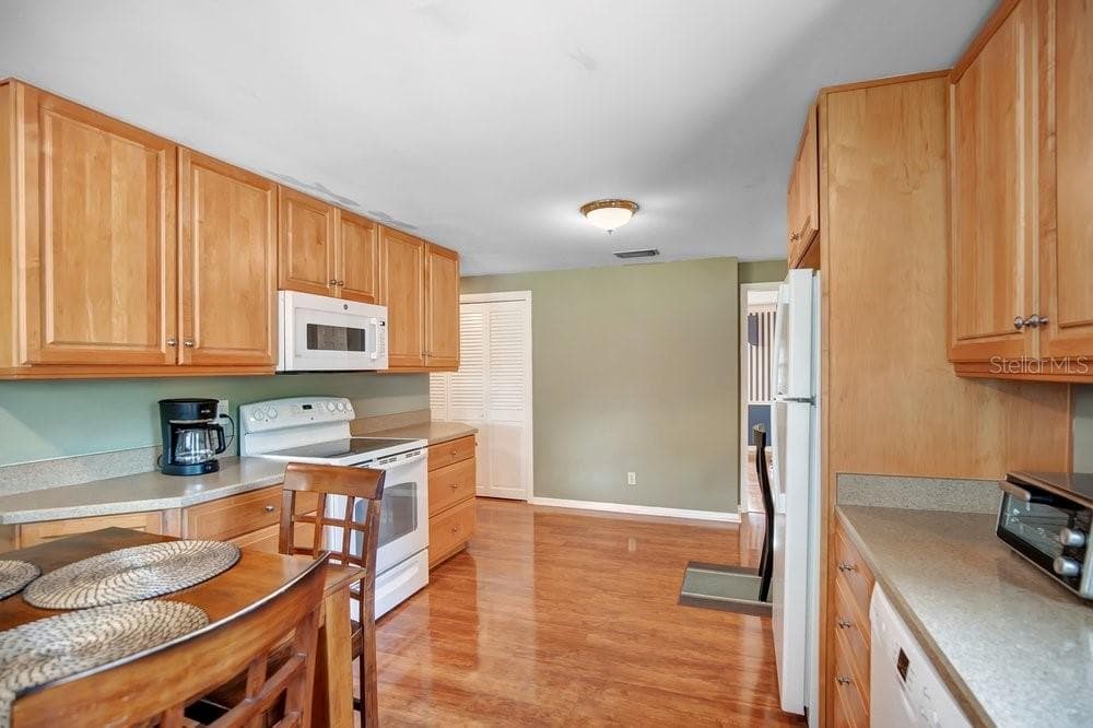 Kitchen, solid wood cabinetry, eat in space - 109 PINE NEEDLE LN, ALTAMONTE SPRINGS