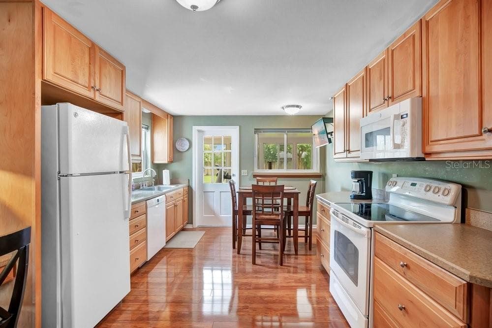 Kitchen, solid wood cabinetry, eat in space - 109 PINE NEEDLE LN, ALTAMONTE SPRINGS