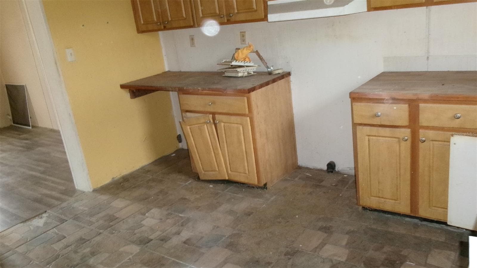 Manufactured Home at 15532 MANGO DR, PUNTA GORDA, photo 3 of 23