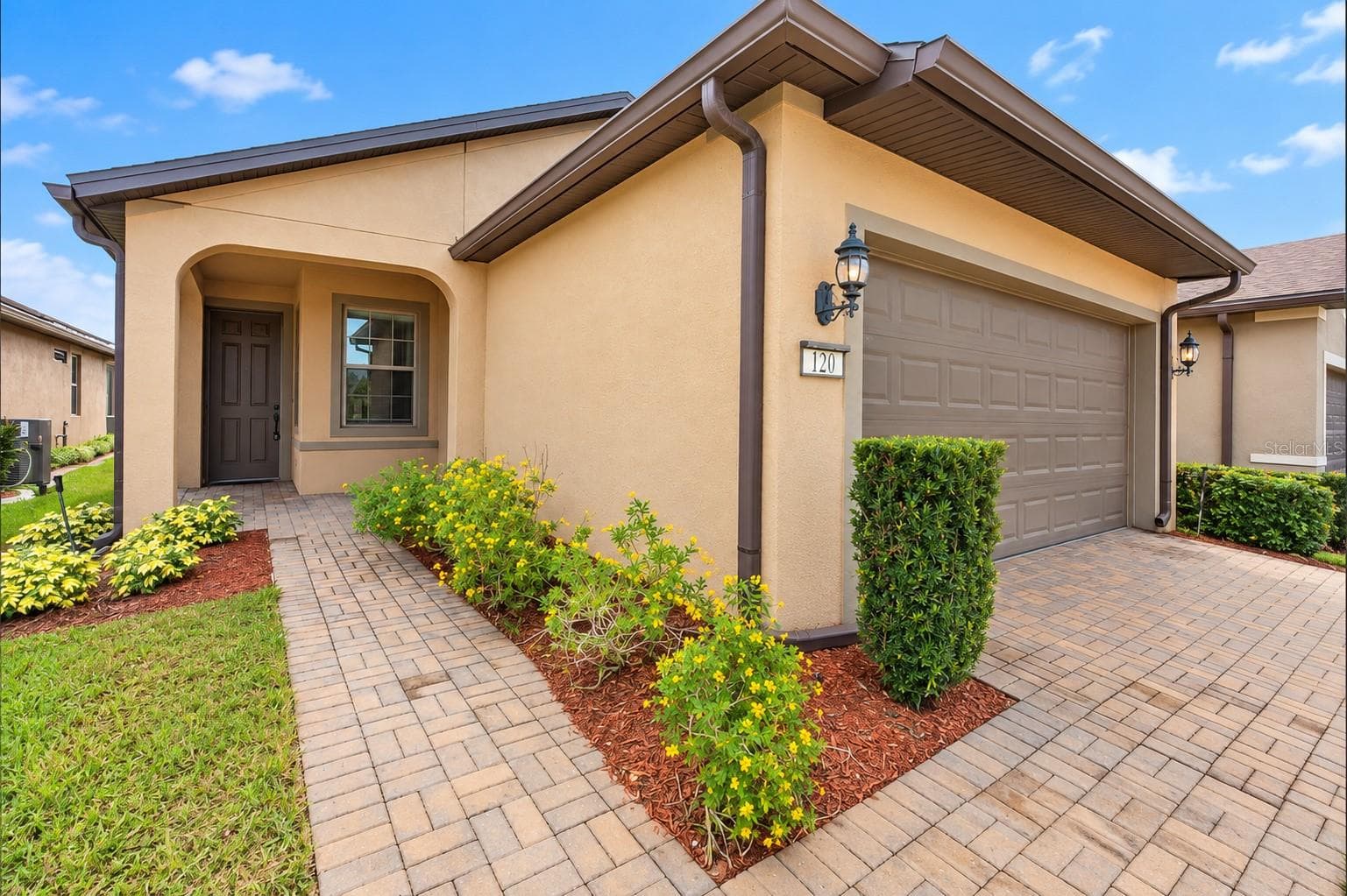 Beautiful Entry- Gutter System - 120 MONTORO, DAVENPORT