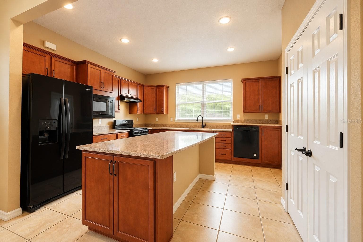 Large Kitchen Pantry Closet - Elevated dishwasher - 120 MONTORO, DAVENPORT
