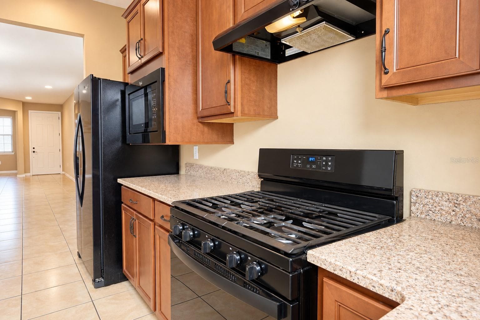 Ample counter space- good kitchen layout - 120 MONTORO, DAVENPORT