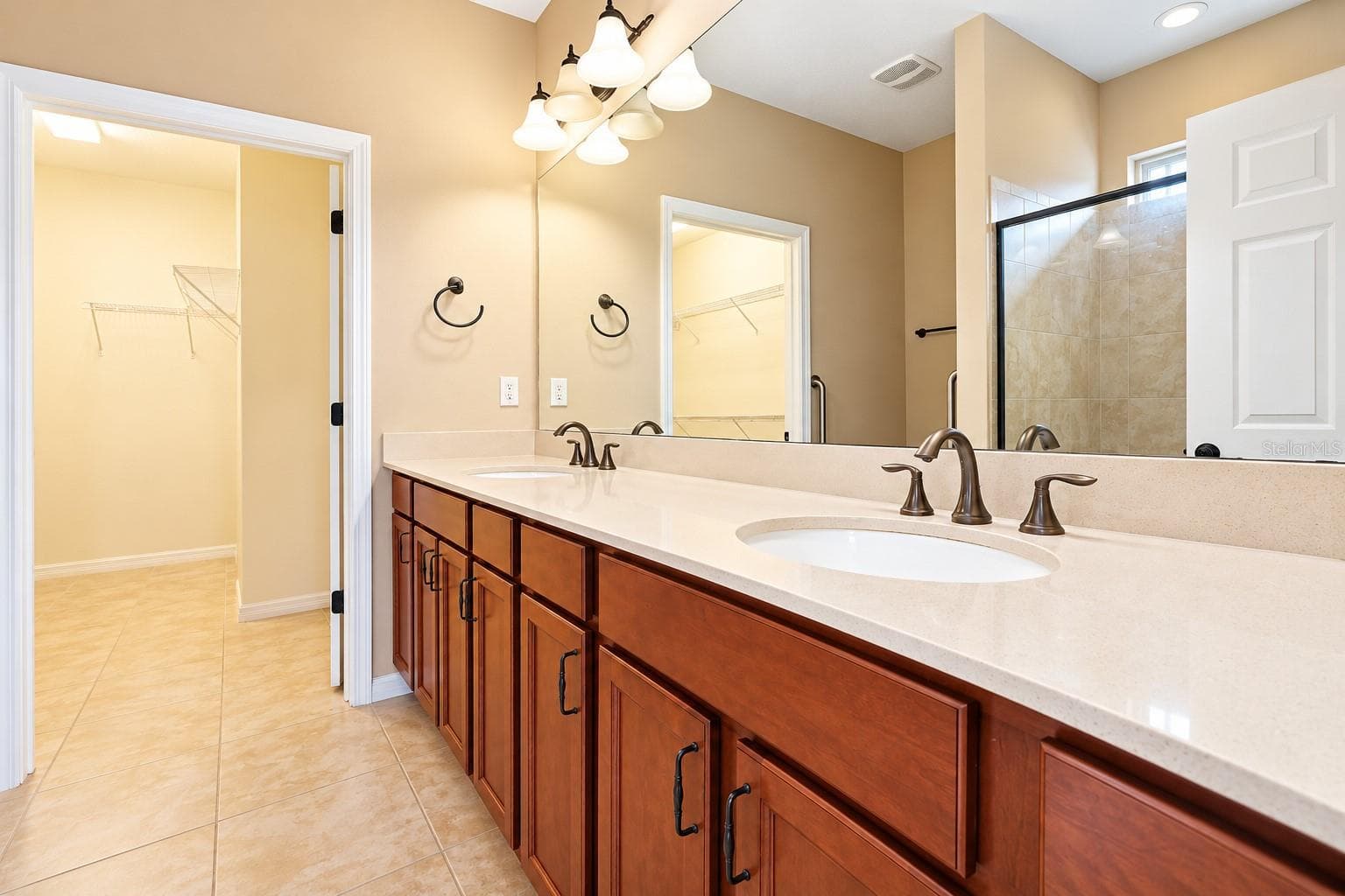 Dual Sinks in Primary - 120 MONTORO, DAVENPORT
