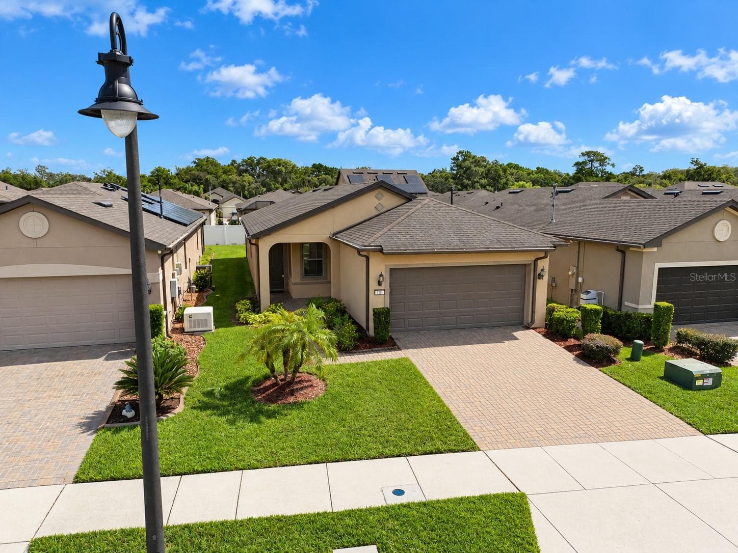 Street light in front lot - 120 MONTORO, DAVENPORT