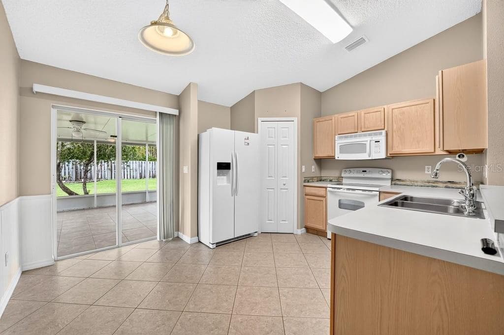 kitchen-dining area - 2316 WILLOW OAK DR, EDGEWATER