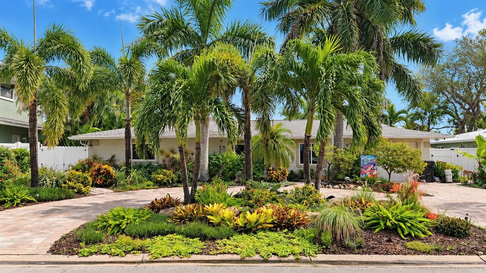 Beautiful Lush Tropical Landscaping - Private Oasis - 4907 CORAL BLVD, BRADENTON