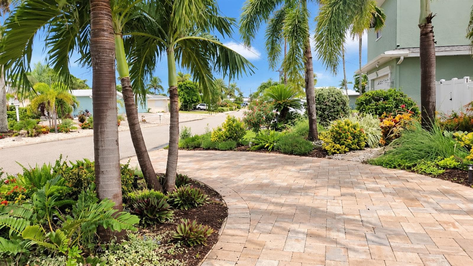 Lots of Parking - 4907 CORAL BLVD, BRADENTON