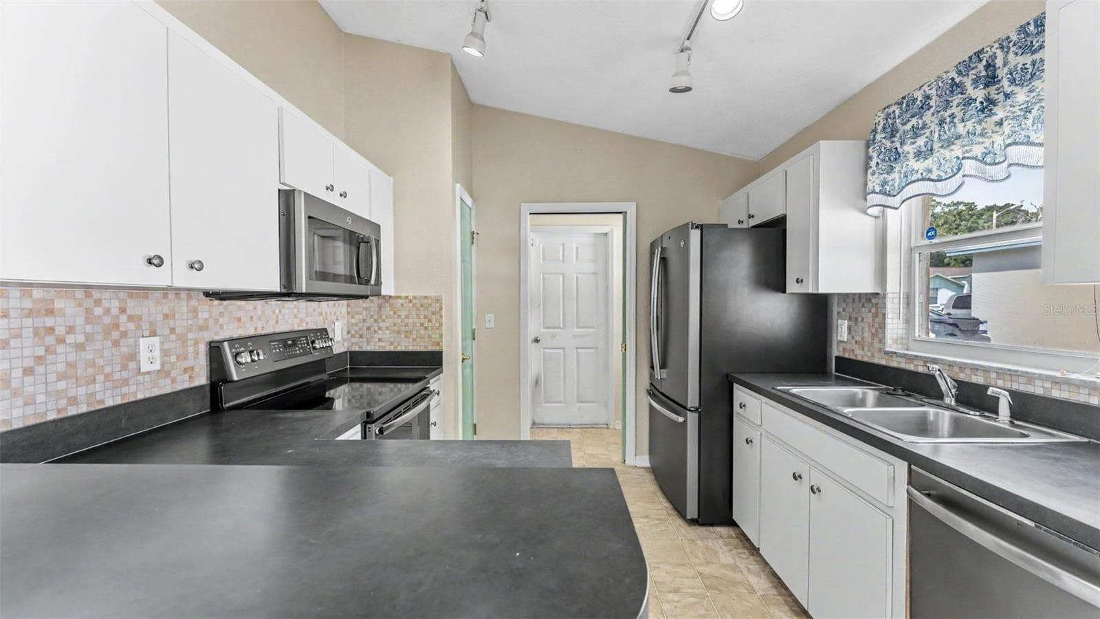 Single Family Residence at 1793 GREY FOX DR, LAKELAND, photo 9 of 39