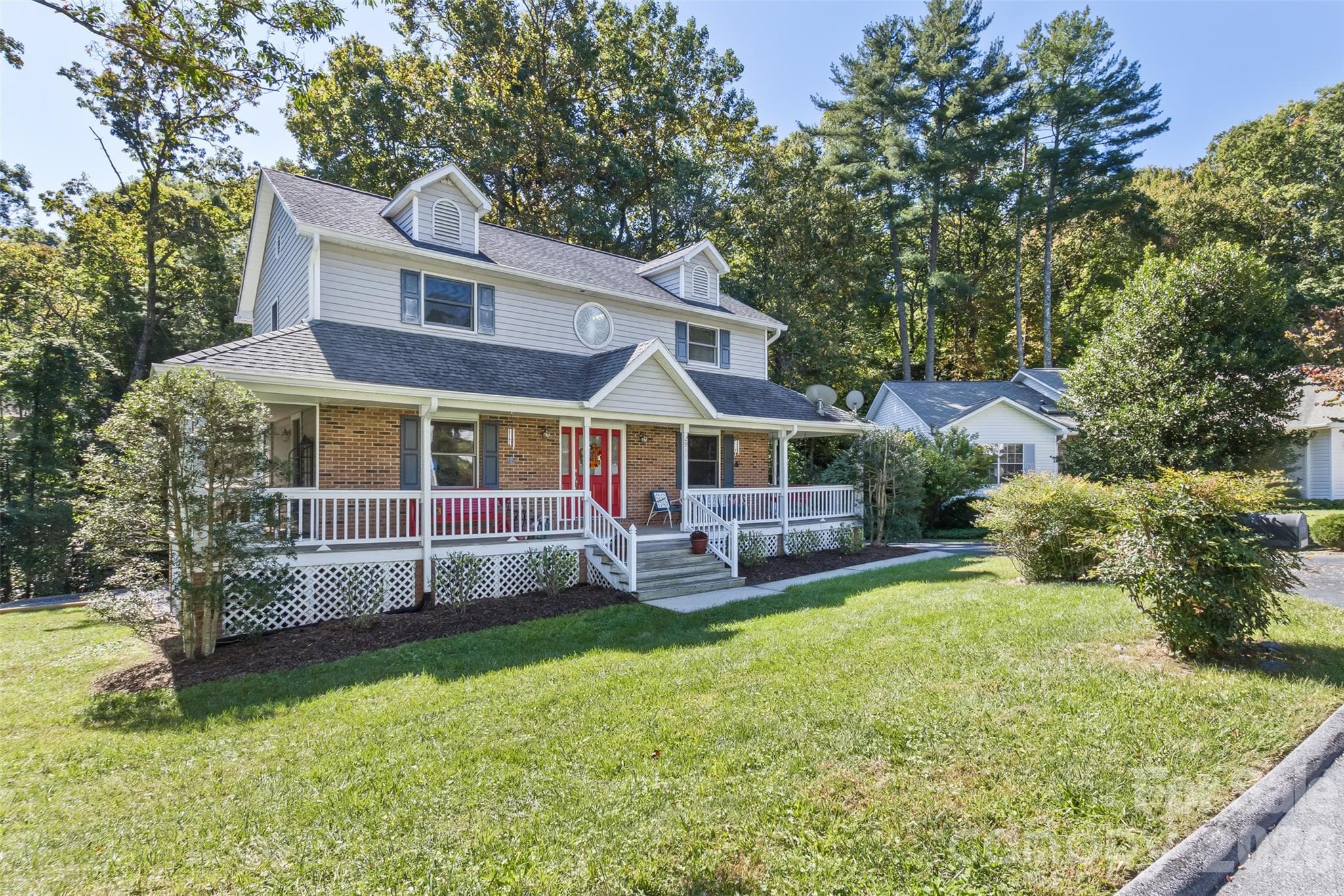 Front side view - 2911 Middleton Place, Hendersonville