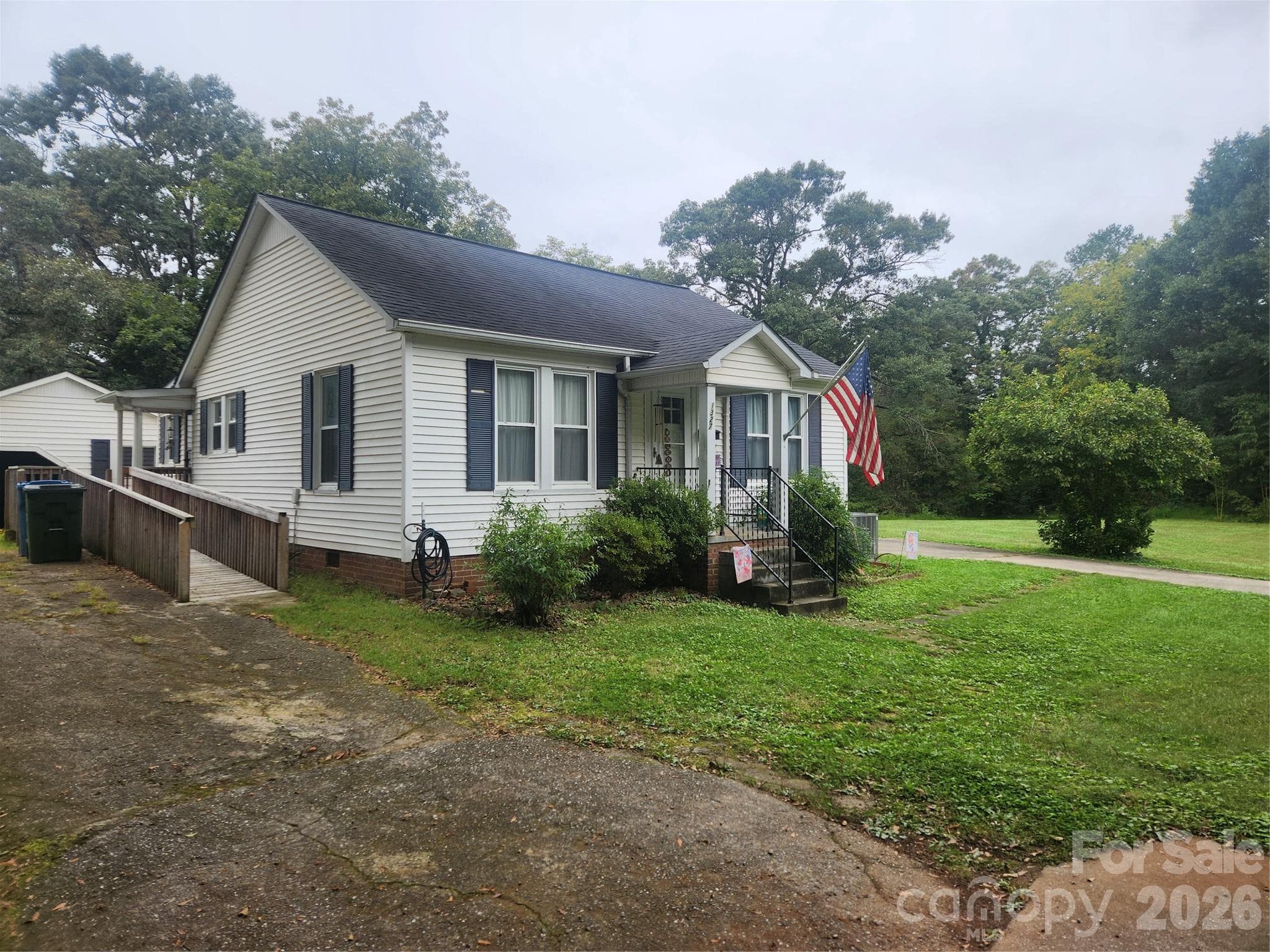 Single Family Residence at 1327 21st Street Street NE, Hickory, photo 2 of 22
