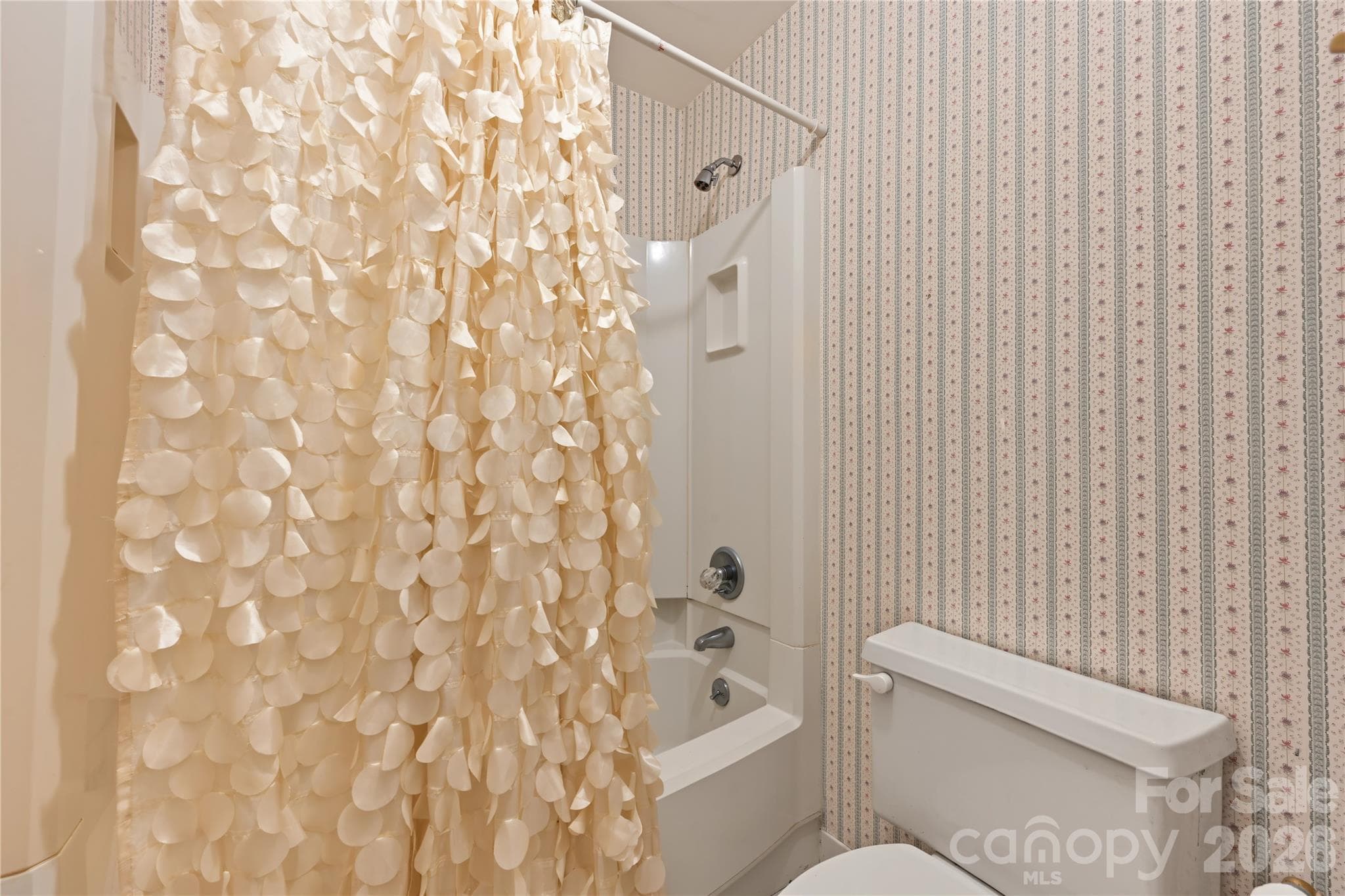 Hall Full Bath - 8303 Meadow Lakes Drive, Charlotte