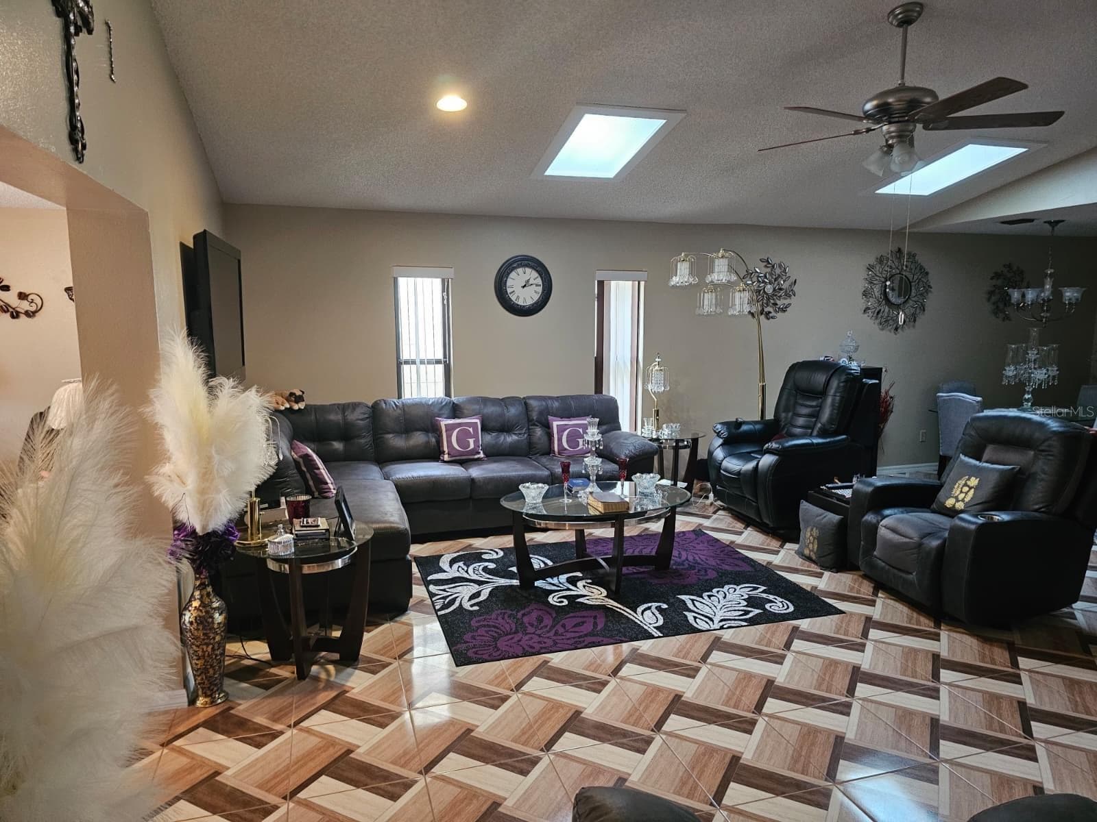 Livingroom with 2 Siylights and windows - 5036 SE 107TH PL, BELLEVIEW