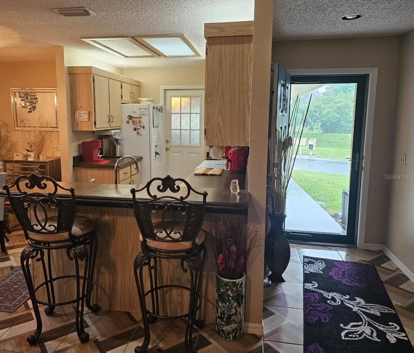 Foyer and bar seating area looking into the kitchen - 5036 SE 107TH PL, BELLEVIEW