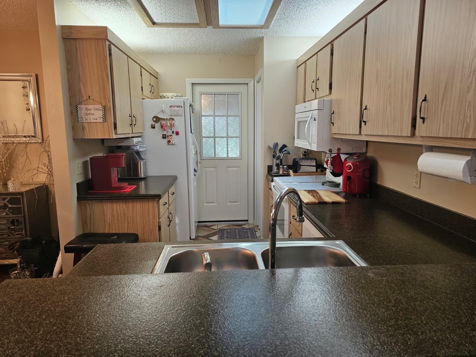 Looking into the kitchen from the bar top - 5036 SE 107TH PL, BELLEVIEW