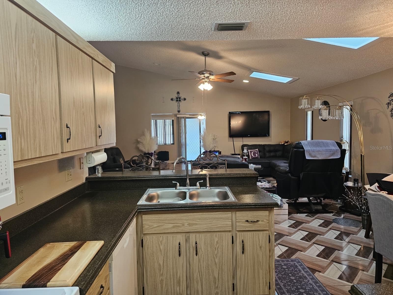 kitchen looking into the living room - 5036 SE 107TH PL, BELLEVIEW