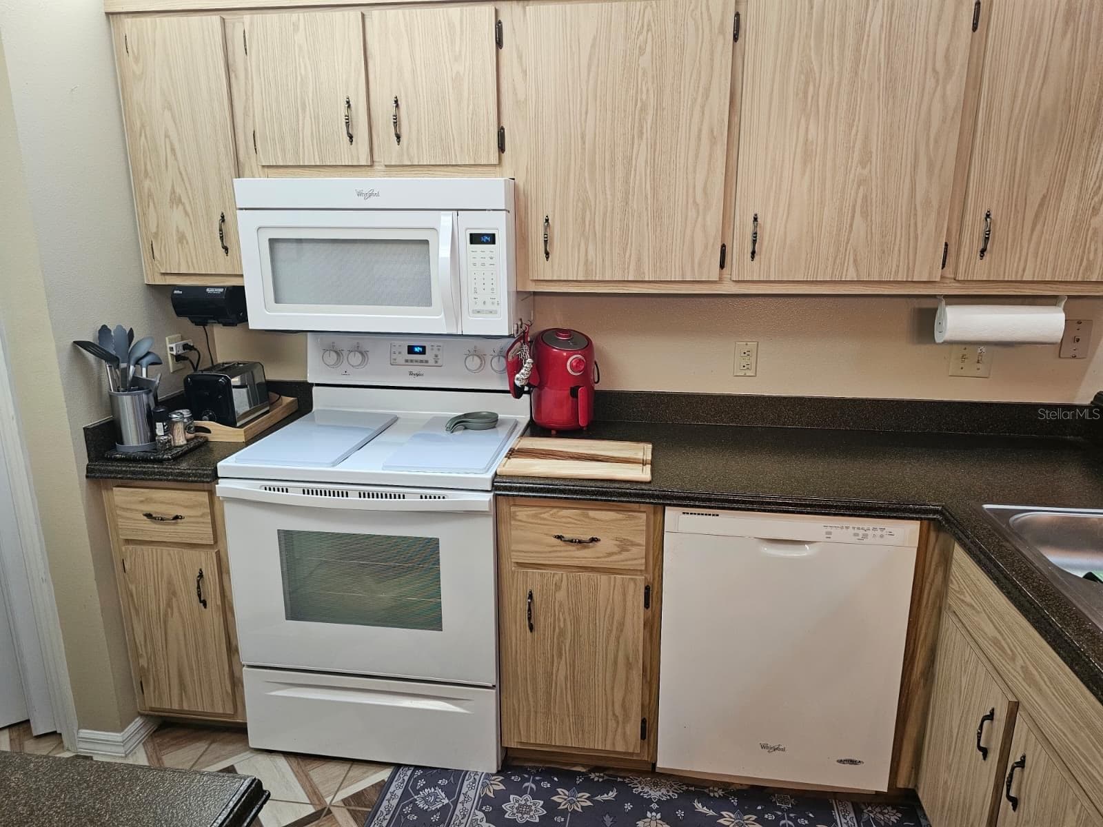 Kitchen stove and space saver microwave - 5036 SE 107TH PL, BELLEVIEW