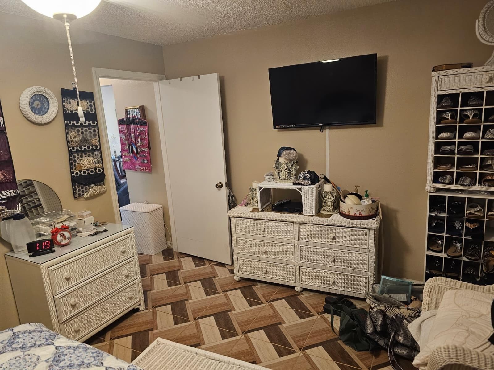 Guest bedroom with door to the hallway - 5036 SE 107TH PL, BELLEVIEW