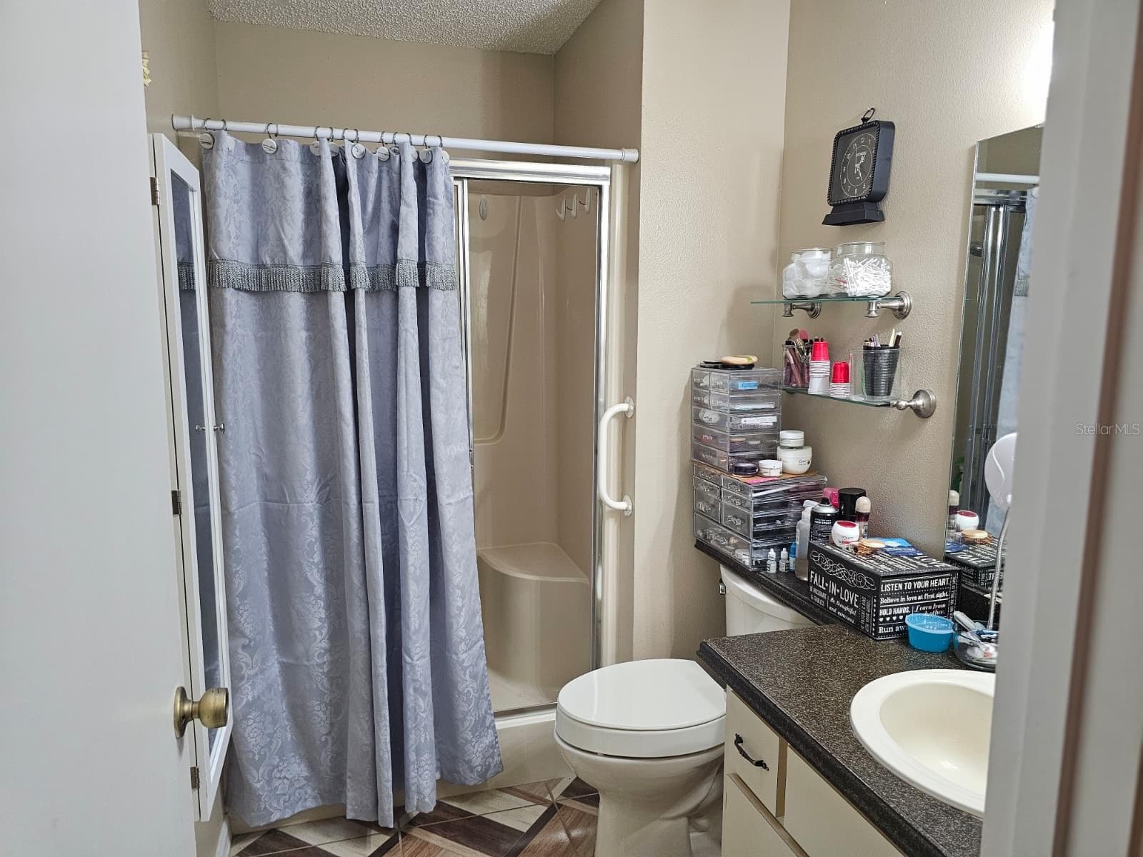 Guest bathroom with updated walk in shower - 5036 SE 107TH PL, BELLEVIEW