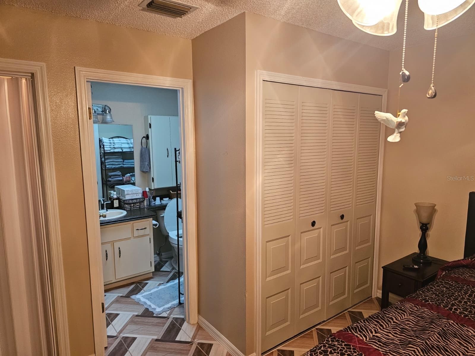 Primary bedroom with closet and door to bathroom - 5036 SE 107TH PL, BELLEVIEW