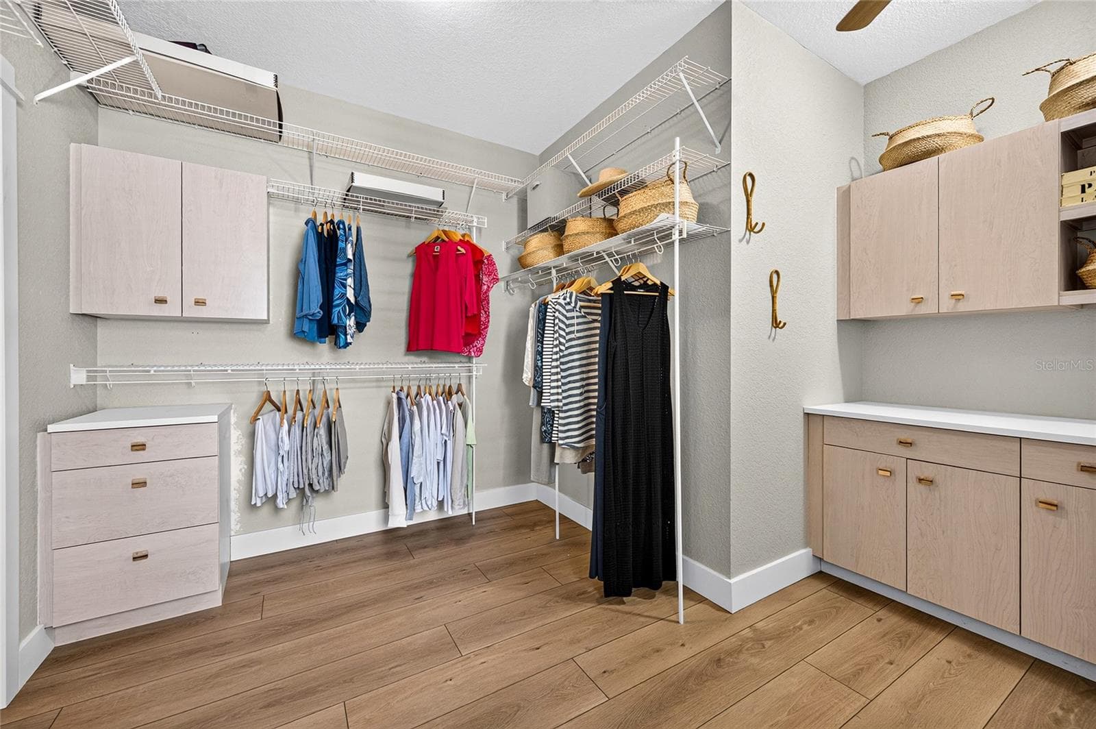 Huge walk-in Primary closet - 836 CONNEMARA CIR, VENICE