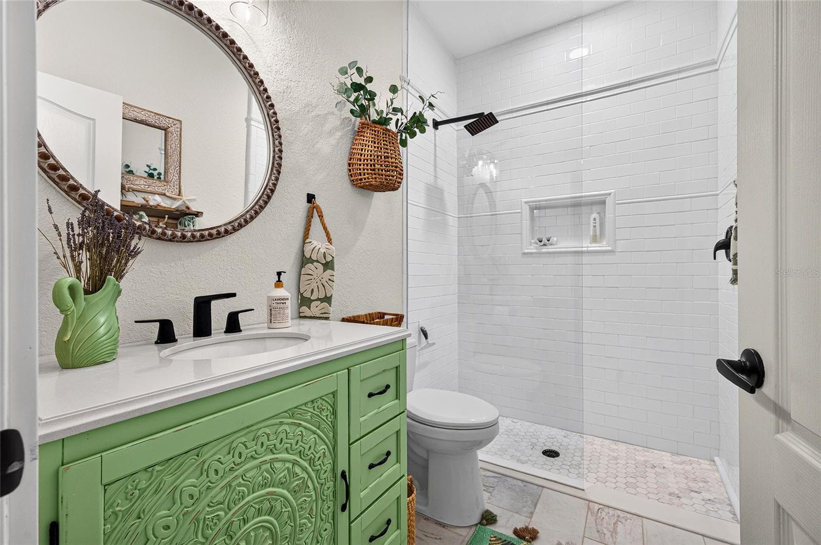 Guest Bathroom - 836 CONNEMARA CIR, VENICE