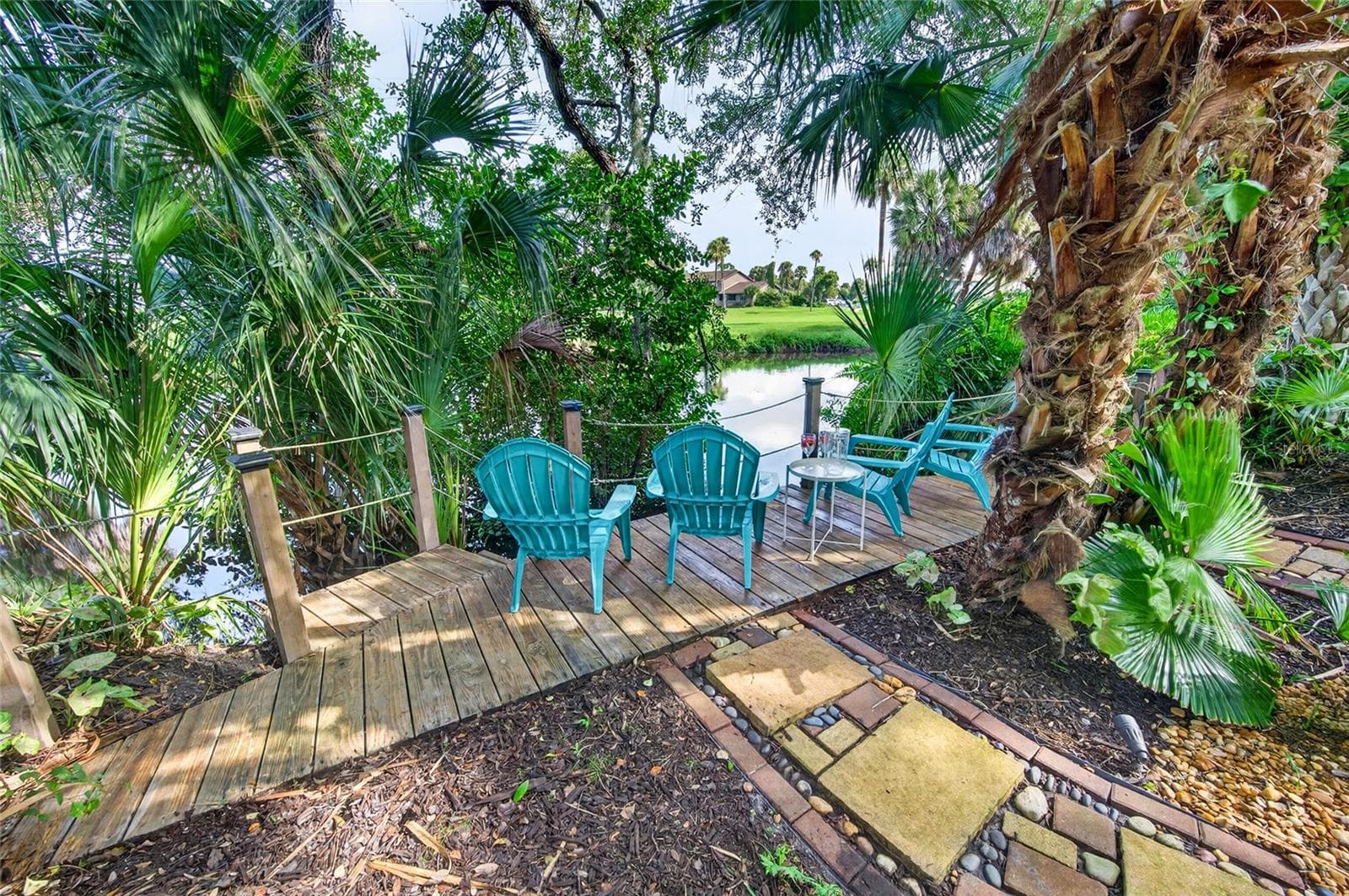 Dock and deck on curry creek. Bring your kayak and head out to the Gulf. The fishing is good too! - 836 CONNEMARA CIR, VENICE