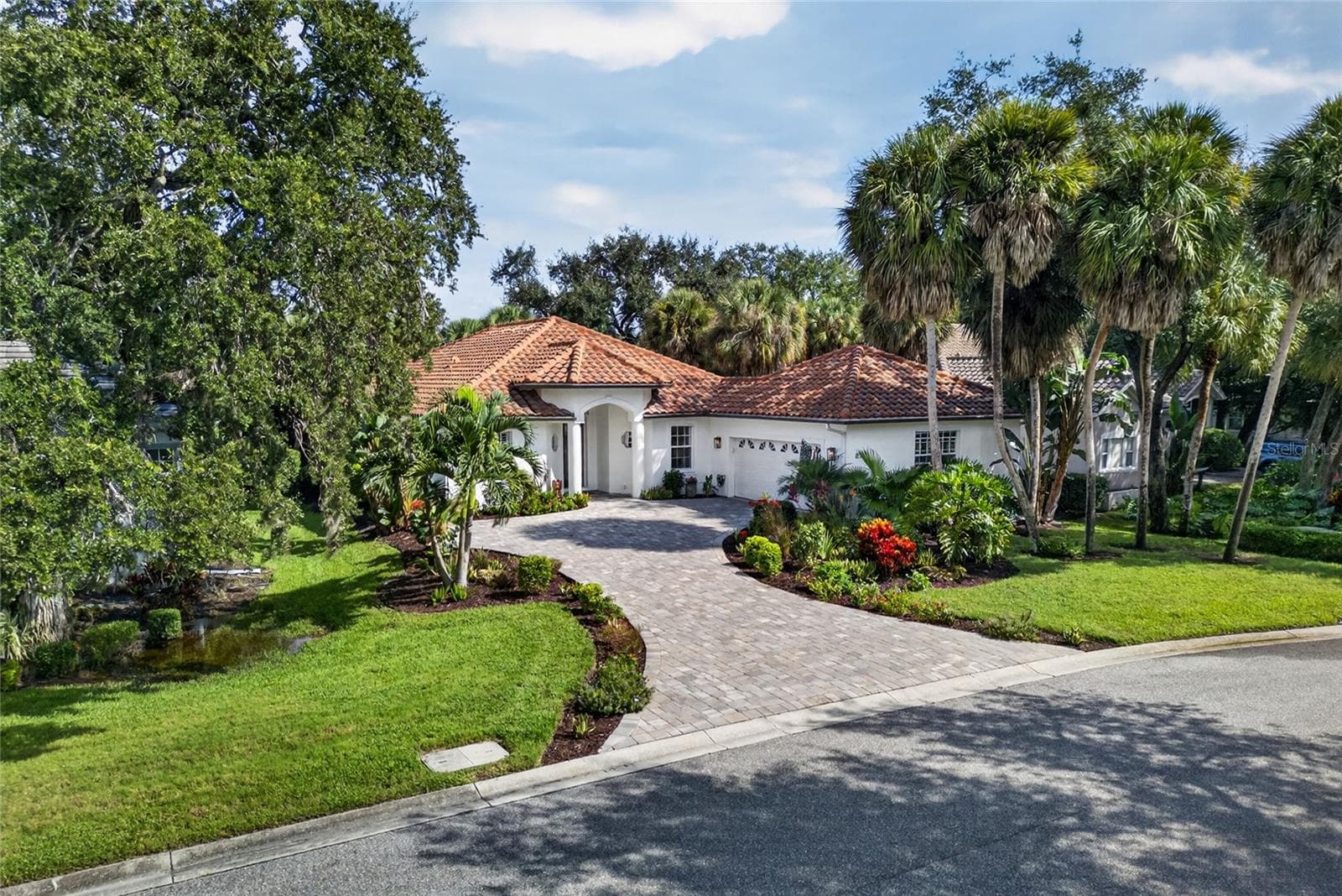 Gorgeous and very well loved. - 836 CONNEMARA CIR, VENICE